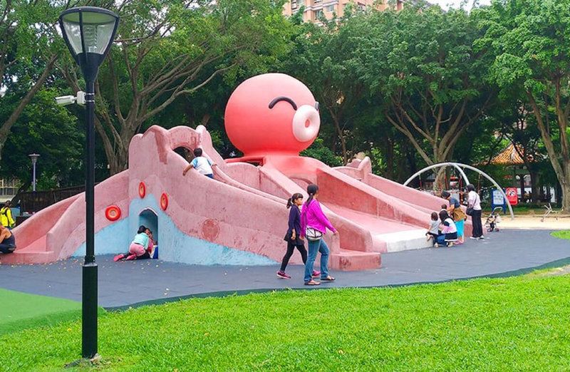 新北市板橋溪北公園打造大型Q版章魚造型共融性滑梯遊戲場，增添樂趣與話題性。（新北農業局提供）中央社記者王鴻國傳真  111年1月31日