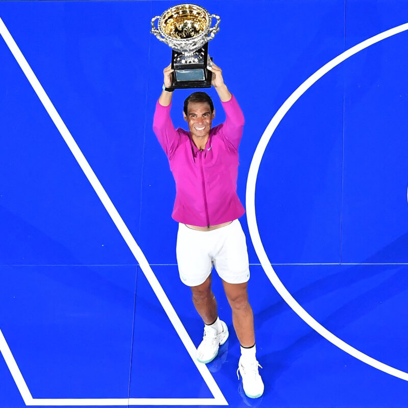 西班牙名將納達爾在澳網高舉第21座大滿貫金盃，寫下男網史詩新猷。（圖取自twitter.com/AustralianOpen）