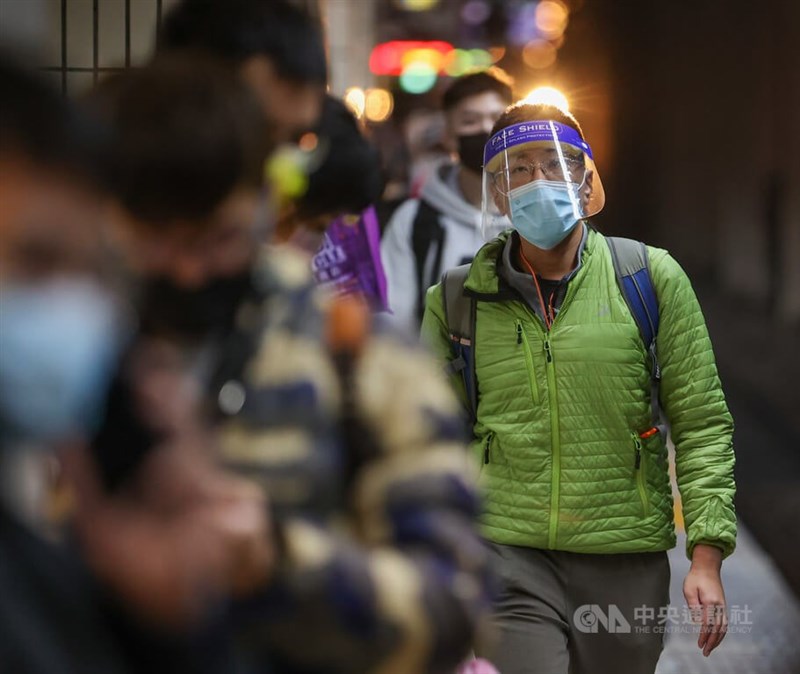 圖為台北車站返鄉人潮,有民眾戴著口罩及面罩準備搭車。(中央社檔案照片)