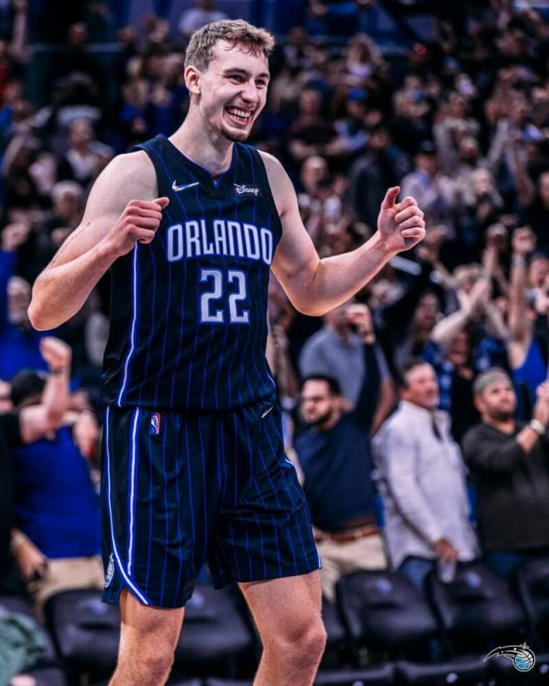 美國職籃NBA奧蘭多魔術靠著華格納(前)18分,包括倒數54秒超前比分的一記突破上籃,30日以110比108險勝達拉斯獨行俠。(圖取自facebook.com/OrlandoMagic)