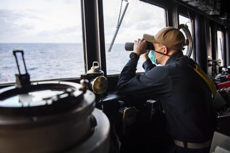 美國軍方發言人表示,飛彈驅逐艦杜威號在1月22日航行經過台灣海峽。圖為美國印太司令部21日在推特貼出杜威號官兵在海上執行任務照片。(圖取自twitter.com/INDOPACOM)