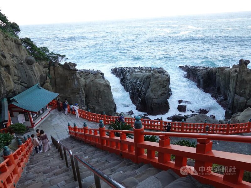 日本宮崎縣的鵜戶神宮位於海蝕洞內,遊客前往參拜時,先經過橋樑,往下階梯走向海蝕洞內的本殿。通常到神社參拜時往階梯上行,此神宮(神社)是罕見的走下階梯前往。中央社記者楊明珠宮崎攝 111年2月1日