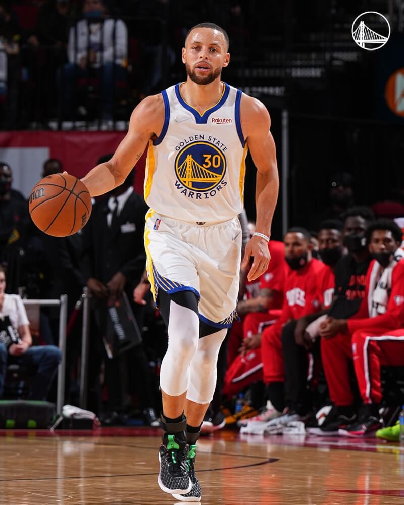 美國職籃NBA金州勇士1月31日在柯瑞（前）狂轟40分的帶領下，終場以122比108擊敗休士頓火箭。（圖取自facebook.com/warriors）