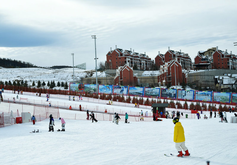 北京冬季奧運即將在4日開幕，中國仍面臨缺雪、疫情、國際抵制等諸多難關。圖為位於張家口的冬奧場地國家跳台滑雪中心。（中新社提供）中央社 111年2月1日