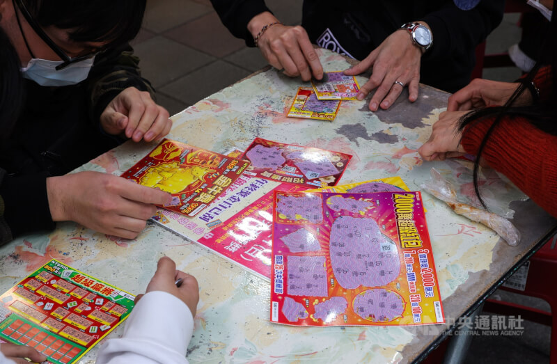 一對30多歲的情侶,被投注站門口的Q版土地公吸引,前往購買「2000萬超級紅包」試試手氣,沒想到刮中百萬大獎,男子當場下跪求婚,喊「結婚基金有了」。(示意圖/中央社檔案照片)