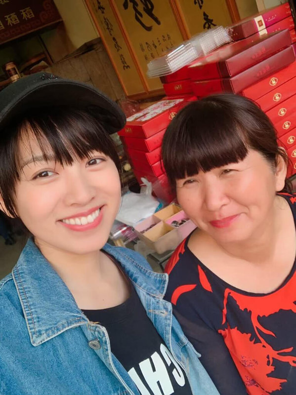 藝人米可白(左)長期投入流浪貓狗(簡稱浪浪)的救援與送養,她的媽媽(右)也受到影響,開始當起浪浪中途愛媽,協助毛小孩找到下一個溫暖的家。(米可白提供)中央社記者葉冠吟傳真 111年2月1日