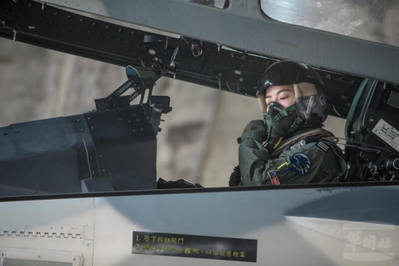空軍第一戰術戰鬥機聯隊上尉飛行員郭文靜,從志願士兵開始服役,轉服士官後再轉考飛行員,經過多年的訓練,現在她已取得IDF戰鬥機兩機領隊的資格。(軍聞社提供)