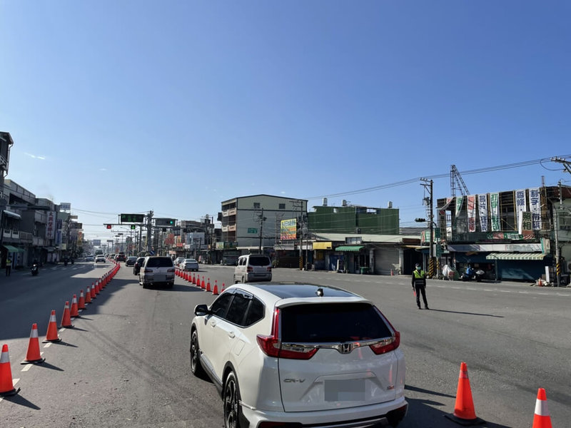 大年初二,一早出遊及回娘家車潮湧現,前往墾丁、台東的屏東枋寮鄉台1線等5岔路口,一早車潮湧現,警方於8時許實施調撥車道,警方建議走替代道路。(枋寮警分局提供)中央社記者郭芷瑄傳真 111年2月2日
