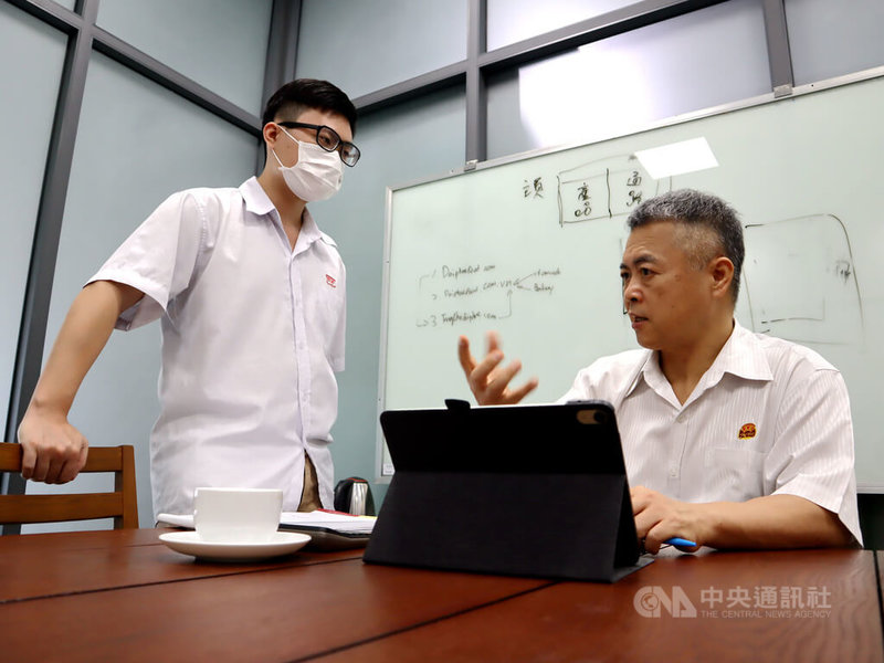 越南台商、大發食品股份有限公司創辦人許玉林(右)表示,越南經濟會怎樣成長,疫情變化仍是最大因素。在越南國境管制逐漸鬆綁後,2022年第2季可能會是一個恢復點。中央社記者陳家倫胡志明市攝 111年2月2日