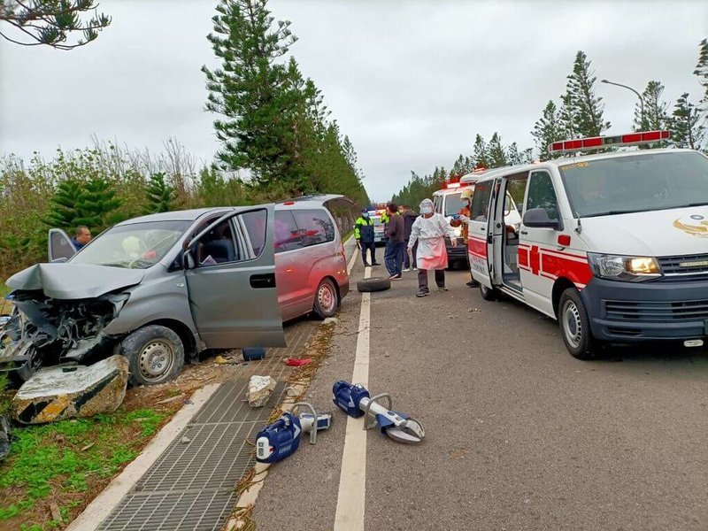 澎湖2日發生自撞車禍,一輛滿載7人的廂型車行經203縣道白沙警分局前,不慎自撞路邊紐澤西護欄及路樹,一度傳出有乘客受困,經警消動用破壞器材搶救,將7人送醫,幸無大礙,警方正調查肇事原因。(澎湖消防局提供)中央社 111年2月2日