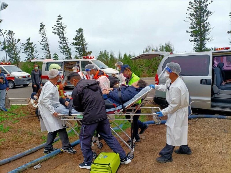 澎湖2日發生自撞車禍,一輛滿載7人的廂型車行經203縣道白沙警分局前,不慎自撞路邊紐澤西護欄及路樹,一度傳出有乘客受困,經警消動用破壞器材搶救,將7人送醫,幸無大礙,警方正調查肇事原因。(澎湖消防局提供)中央社 111年2月2日