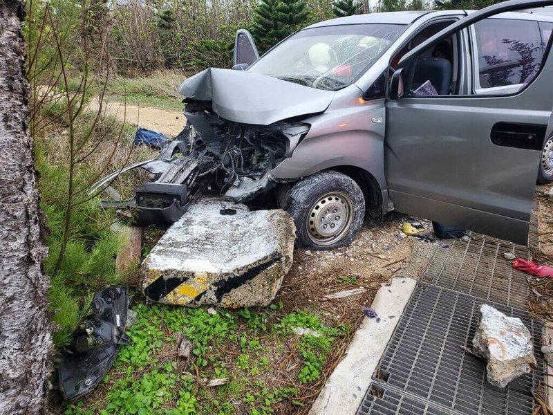 澎湖2日發生自撞車禍,一輛滿載7人的廂型車行經203縣道白沙警分局前,不慎自撞路邊紐澤西護欄及路樹,一度傳出有乘客受困,經警消動用破壞器材搶救,將7人送醫,幸無大礙,警方正調查肇事原因。(澎湖消防局提供)中央社 111年2月2日