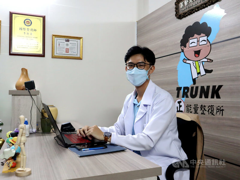 26歲的李岳青是台越「新二代」,在台灣學習推拿、整骨之後回越南創業,希望把「台灣技術」與越南民眾分享。中央社記者陳家倫胡志明市攝 111年2月2日