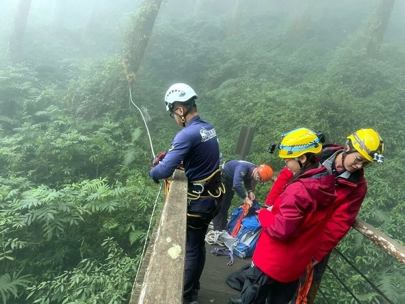 春節連假,嘉義縣有7名民眾相偕至竹崎鄉大凍山步道健行,其中1名32歲男子不慎摔落約20公尺深的山谷,消防人員立即架設繩索,將傷者順利救出,送醫治療。(嘉義縣防局提供)中央社記者黃國芳傳真 111年2月2日