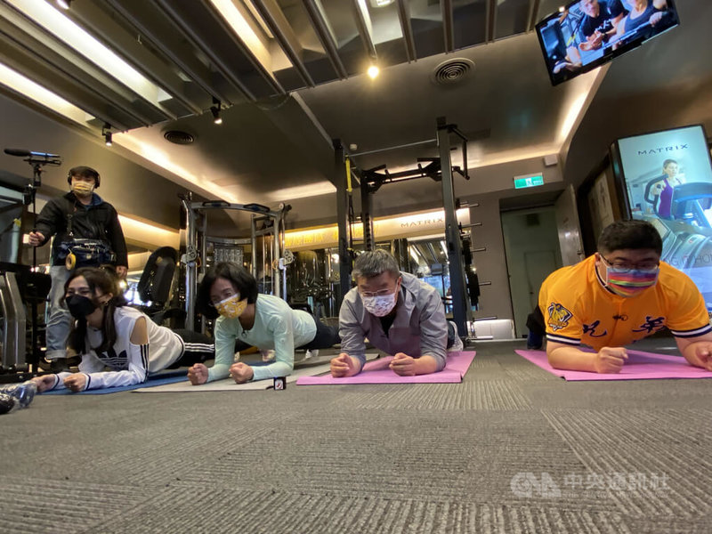 過年大啖一番之際,也要注意體態;民進黨立委蘇巧慧(前左2)號召同黨立委蔡其昌(前右2)、蔡易餘(前右1)、賴品妤(前左1)一起健身,並分享在疫情期間,不想出門也可以在家運動的方式。中央社記者王揚宇攝 111年2月3日