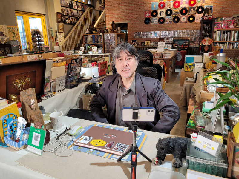 華梵大學哲學系兼任副教授呂健吉年輕時有開書店夢想,3年前退休後投入退休金,於宜蘭礁溪開設「哲思書棧」圓夢。中央社記者沈如峰宜蘭縣攝 111年2月3日