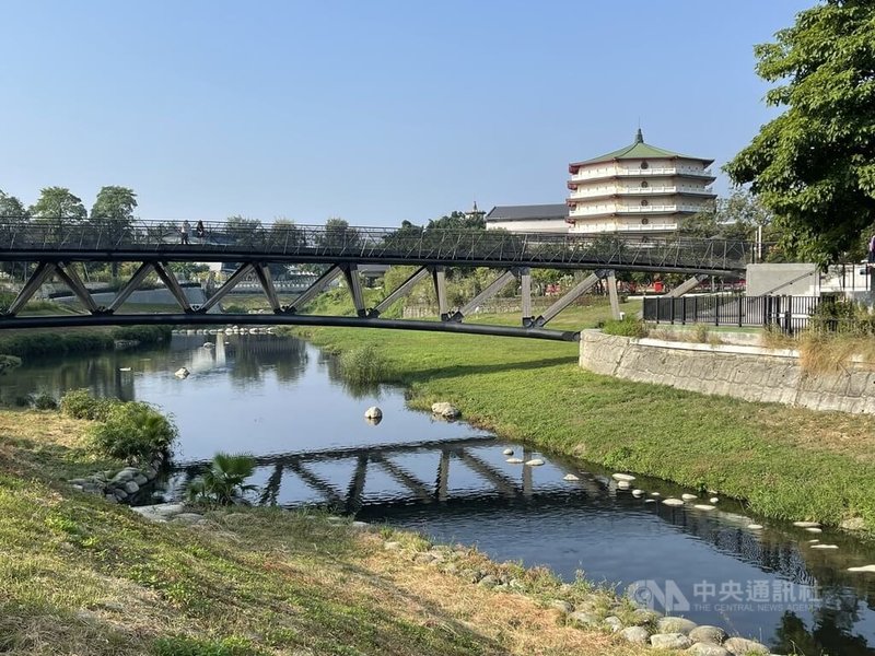 毗鄰台南體育公園和竹溪禪寺的竹溪,是少數台南舊城地表可見潺潺流水的溪流,整治後的竹溪風光明媚。中央社記者張榮祥台南攝 111年2月3日