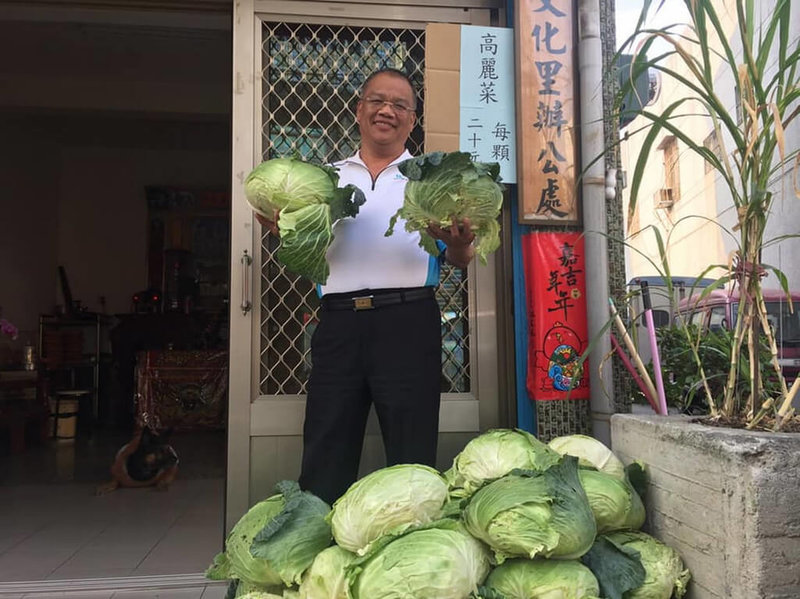 綽號「石頭里長」的嘉義縣朴子市文化里楊石旭,在自己的服務處(住家)門口義務幫助弱勢農民賣農產品,至少有8年。(楊石旭提供)中央社記者蔡智明傳真 111年2月3日