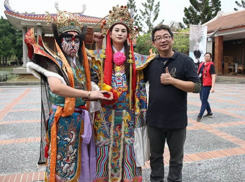 三昧堂創意木偶團隊總監嚴仁鴻(右)近日表示,台灣面臨少子化,父母不希望孩子去學跳家將、操布袋戲偶、編「春仔花」或畫布袋戲的布景,導致這些傳統技藝都面臨失傳的危機。(嚴仁鴻提供)中央社記者蔡智明傳真 111年2月3日