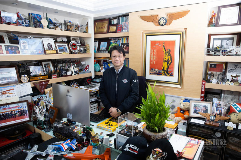 航空軍事文物收藏者彭斯民收藏許多空軍文物,工作室像一間迷你軍博館。中央社記者游凱翔攝 111年2月3日