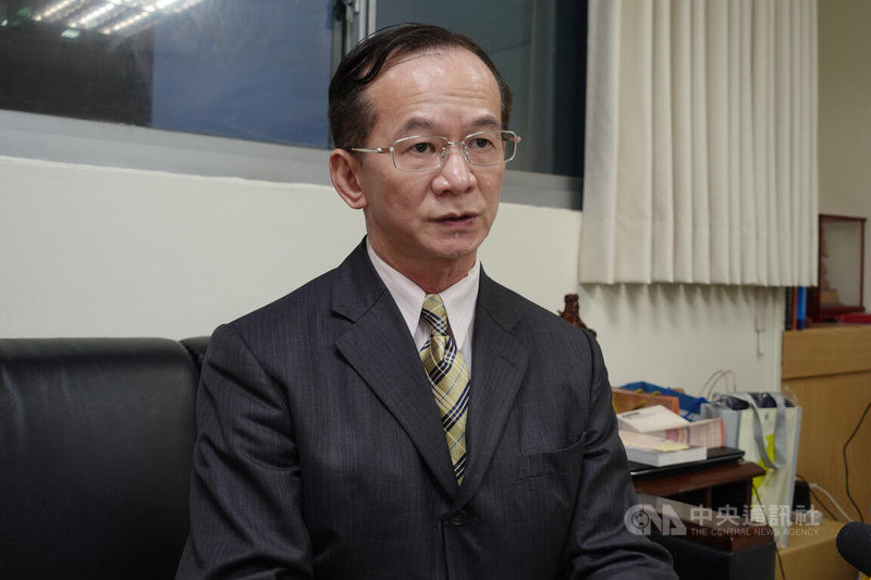 疫情年詐欺案和財損金額攀升,時任刑事局打擊詐欺犯罪中心執行秘書張文源(圖)表示,詐騙工具多未管制且疫情期間難出國查緝,都成辦案困境,政府已成立跨部會打詐策略平台強力阻詐。中央社記者黃麗芸攝 111年2月3日
