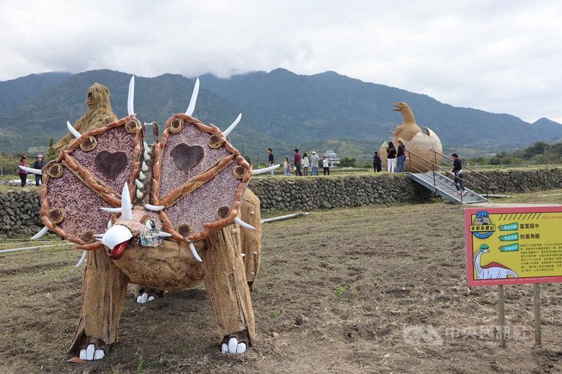 富里鄉農會舉辦第3屆稻草藝術季登場,主題為「開猩遊樂園—來稻侏羅紀」,指定使用稻稈、稻草竹子、漂流木等環保材質創作,每件作品都各具巧思。中央社記者李先鳳攝 111年2月3日