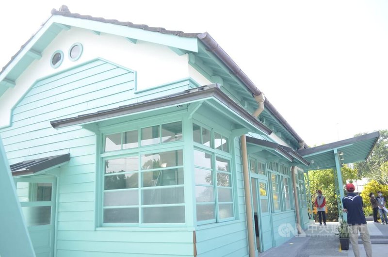 嘉義縣定古蹟竹崎車站整修工程,110年11月底完工,獨特蒂芬妮藍色調,令人著迷,地方民眾期待日後發展媲美奮起湖。中央社記者蔡智明攝 111年2月3日
