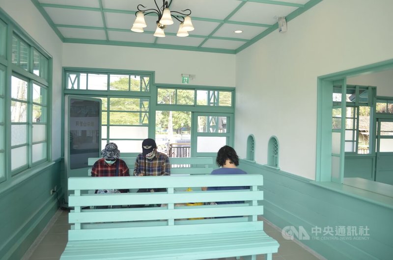 嘉義縣定古蹟竹崎車站整修工程,110年11月底完工,獨特蒂芬妮藍色調,令人著迷,地方民眾期待日後發展媲美奮起湖。阿里山林鐵及文資處說,待周遭環境整理完成,竹崎車站會成閃亮景點。中央社記者蔡智明攝 111年2月3日