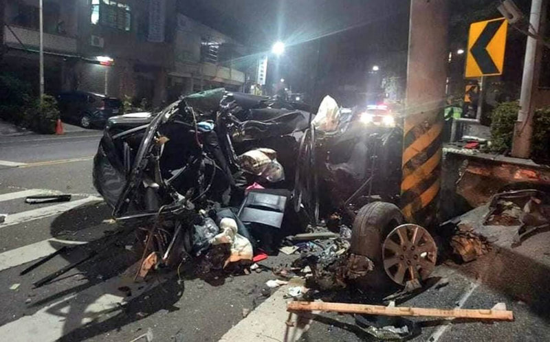 南投市3日凌晨發生死亡車禍,沈男駕駛自小客車載著太太石女行經南投市中興路時,自小客車突然失控撞上電線桿,車頭嚴重變形,石女被拋出車外當場死亡,沈男重傷送醫救治中。(民眾提供)中央社記者吳哲豪傳真 111年2月3日