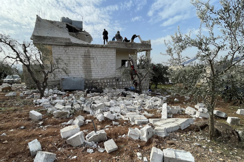 美國特種部隊3日在敘利亞西北部發動空降突襲,造成至少13人喪命。(安納杜魯新聞社)