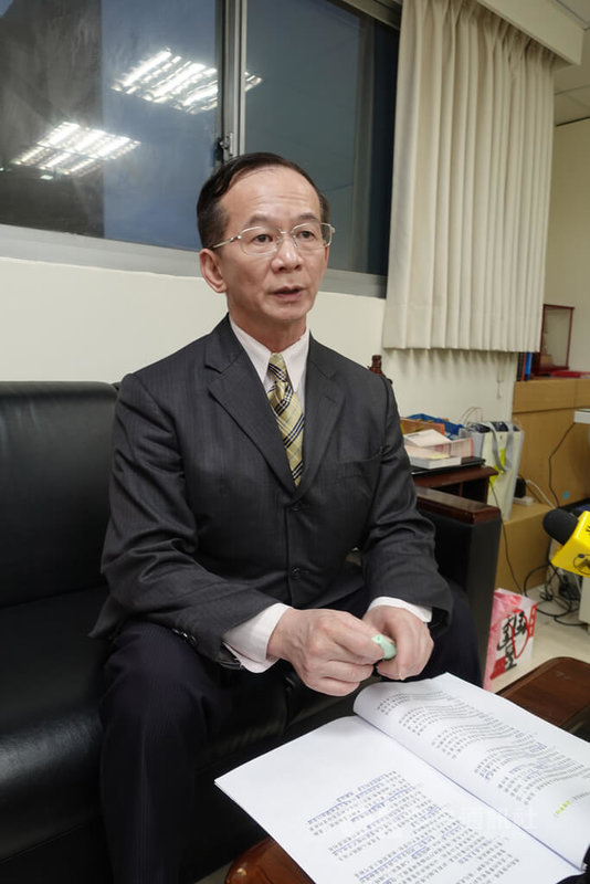 疫情帶動網路消費,卻也成詐欺集團眼中的「商機」,時任刑事局打擊詐欺犯罪中心執行秘書張文源(圖)指出,110年全國詐欺案達2萬4000多件、較前1年增幅約5%,以常見的假網拍詐騙手法占5626件居冠。中央社記者黃麗芸攝 111年2月3日