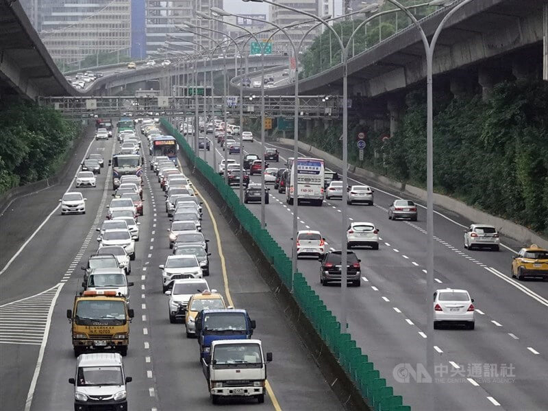 交通部高速公路局說,預估4日大年初四國道1號北向西螺-埔鹽系統等國道9路段恐壅塞。(中央社檔案照片)