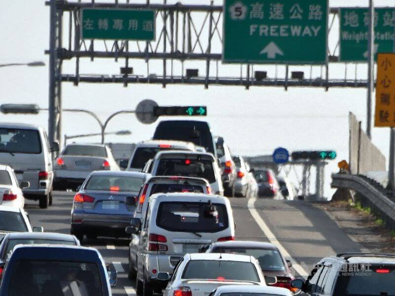 3日大年初三是春節9天連假國道首度實施高乘載管制,高公局預估國道將湧現北返加上旅遊車潮。(中央社檔案照片)