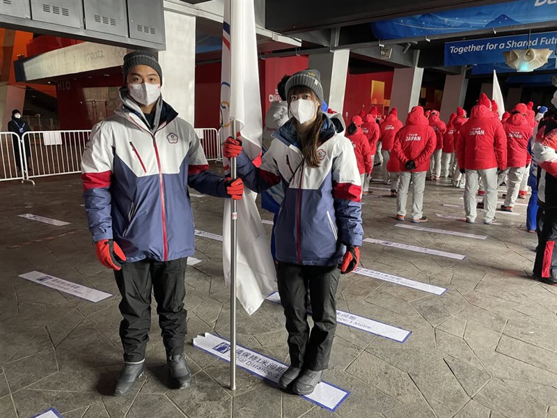 北京冬季奧運4日舉行開幕式,台灣代表團由黃郁婷(右)與何秉睿(左)負責掌旗。(中華奧會提供)中央社記者吳協昌傳真 111年2月4日