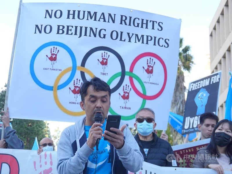 洛杉磯人權團體在中國領事館外舉「沒有人權,沒有北京冬奧」標語,標語上的奧運五環沾了血手印,寫著西藏(圖博)、東土耳其斯坦、內蒙古、香港、台灣等地名。中央社記者林宏翰洛杉磯攝 111年2月4日