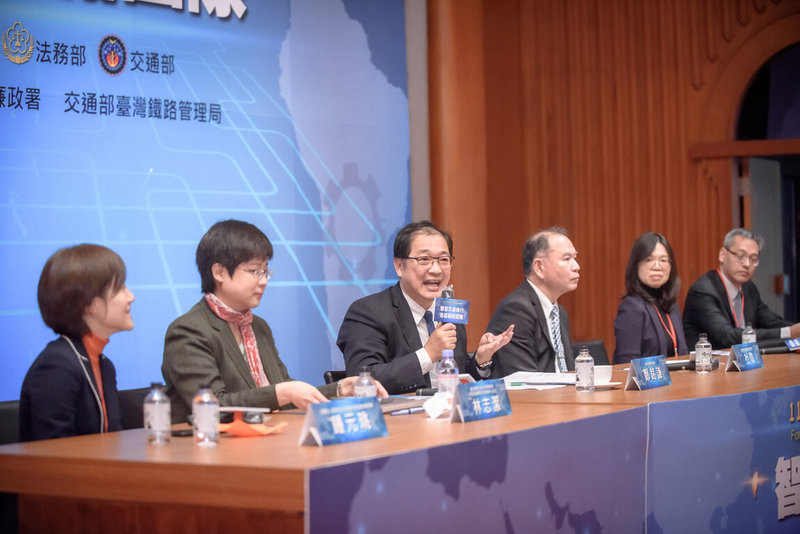 廉政署長鄭銘謙(左3)為加強企業法令遵循宣導以營造優質投資環境,及倡議企業誠信經營、善盡社會責任,舉辦多場企業論壇,目的是協助企業防弊,希望把預防工作做好,而不希望做事後的偵辦。(廉政署提供)中央社記者劉世怡傳真 111年2月4日