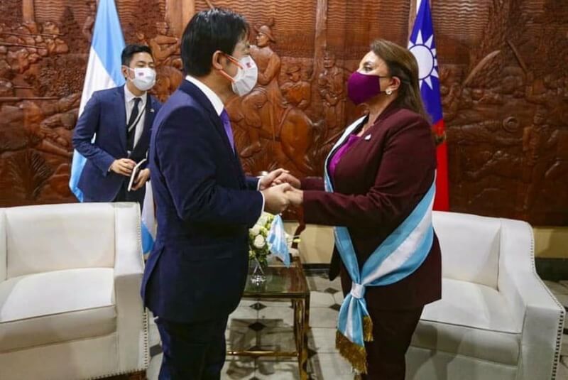 宏都拉斯總統卡斯楚（右）確診COVID-19，副總統賴清德（前左）7日上午快篩結果為陰性。圖為1月底賴清德與卡斯楚會面。（圖取自facebook.com/XiomaraCastroZ）