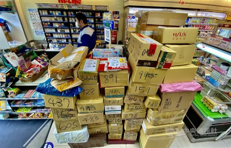 網路盛傳到超商收包裹可能染疫。指揮官陳時中認為,在台灣這個問題很小。圖為便利商店內堆滿了待取貨的包裹。(中央社檔案照片)