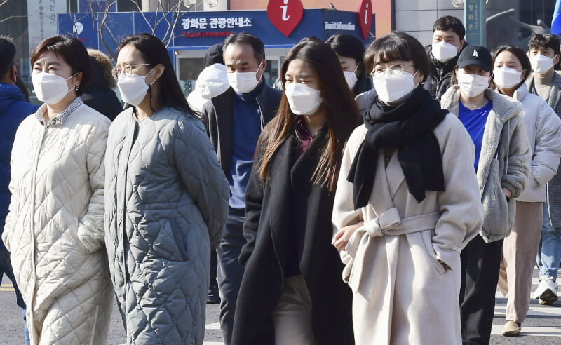 韓國政府宣布18日起將全面解除實施2年多的社交距離規範。圖為首爾街頭。(共同社)