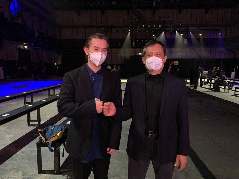 台灣設計師鄭佳弘(左)獲邀參加羅馬時裝週新銳設計師展出,駐義代表李新穎(右)前往祝賀打氣。(駐義代表處提供)中央社記者黃雅詩羅馬傳真 111年2月6日