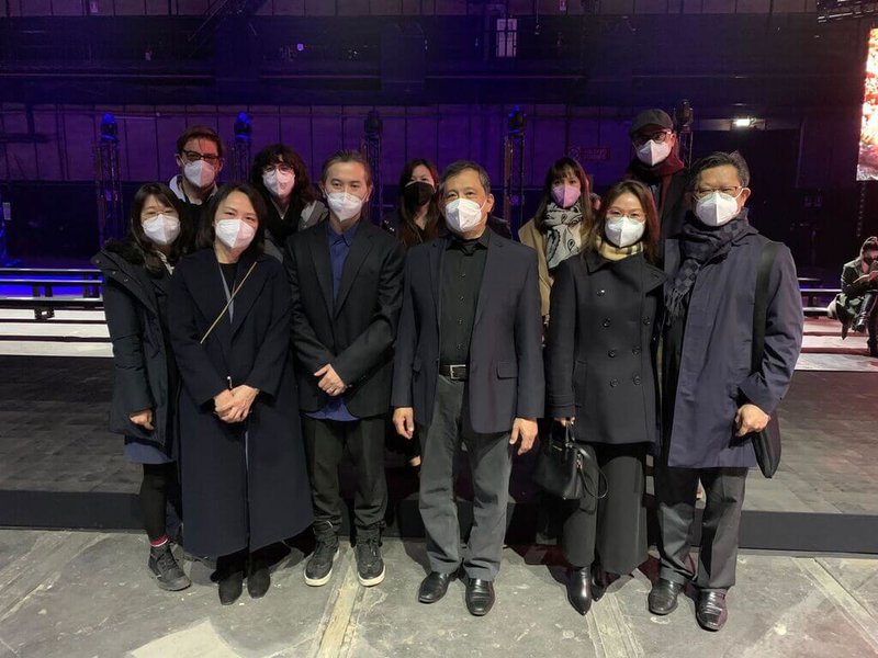 駐義代表李新穎(左3)與文化組長鄧美容(左1)動員多位外館同仁,到羅馬時裝週替台灣設計師鄭佳弘(左2)加油道賀。(駐義代表處提供)中央社記者黃雅詩羅馬傳真 111年2月6日