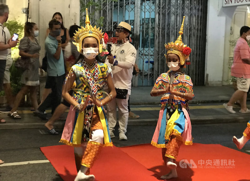 泰國南部傳統舞蹈諾拉舞世代相傳至今有500多年歷史,表演者可藉諾拉舞展現對天地、對長者的敬意,由資深舞者教導年輕一代,讓傳統技藝傳承下去。中央社記者呂欣憓曼谷攝 111年2月6日