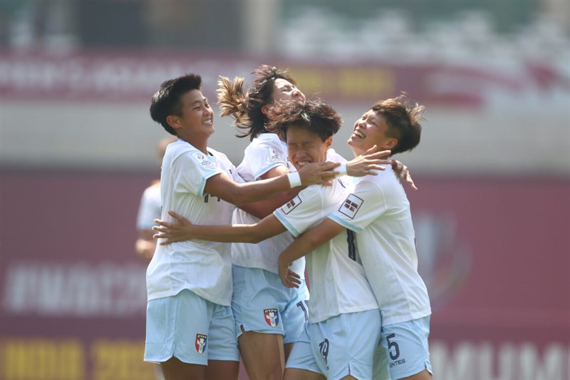 亞洲盃女子足球附加賽,台灣隊6日以1比2不敵越南,爭取世界盃門票要透過2023年洲際附加賽,教練越後和男表示,結果令人遺憾,但進軍世界盃仍有機會,「請相信我們會拿到門票」。圖為台灣隊6日出賽畫面。(中華足協提供提供)中央社記者謝靜雯傳真 111年2月6日