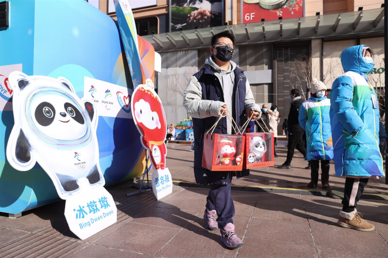 北京冬季奧運在春節假期登場，吉祥物「冰墩墩」紀念品炙手可熱。（中新社）