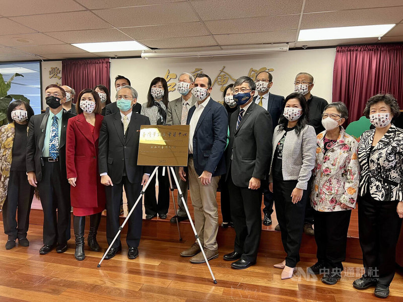北加州台灣會館正式成立台灣華語文學習中心,駐舊金山辦事處長賴銘琪(前排左4)、聖荷西市長李卡多(前排右5)及聖克拉拉郡議員李洲曉(前排右4)等人揭牌。中央社記者周世惠舊金山攝 111年2月7日