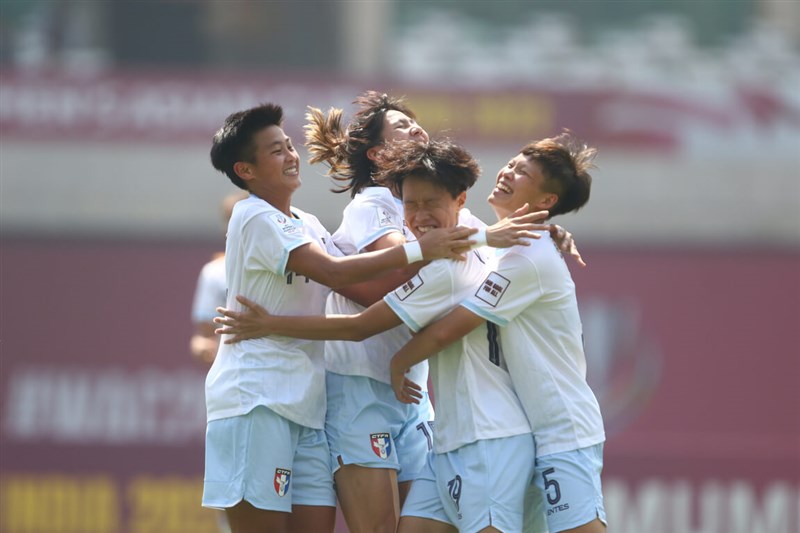 台灣女足代表隊結束亞洲盃賽事，8日搭乘華航專機從印度孟買返抵台灣。圖為台灣隊6日出賽畫面。（中華足協提供）