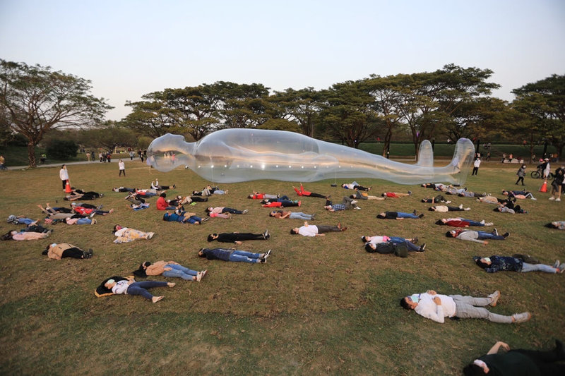 2022台灣燈會衛武營展區的「童趣光樂園」,展出日本藝術家鈴木康広的作品「空氣人」,市府觀光局邀民眾每天下午5時30分跟「空氣人」一起躺著放風。(高雄市觀光局提供)中央社記者蔡孟妤傳真 111年2月7日