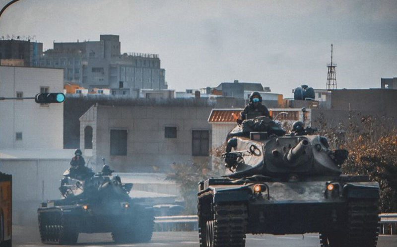 澎湖防衛指揮部戰車營在春節期間,由官兵駕駛戰車在澎湖街頭演練,訓練不打烊。(青年日報提供)中央社記者游凱翔傳真 111年2月7日