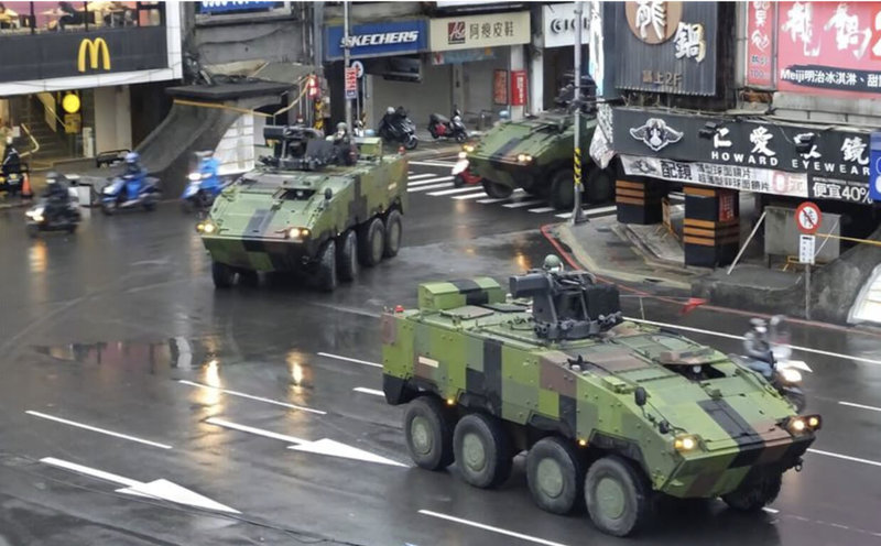 陸軍關渡地區指揮部聯兵營在春節期間,駕駛雲豹八輪甲車在淡水街頭演練。(青年日報提供)中央社記者游凱翔傳真 111年2月7日