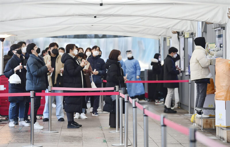 COVID-19疫情流行，韓國累計染疫人數破百萬。圖為首爾民眾排隊等待採檢。（共同社）
